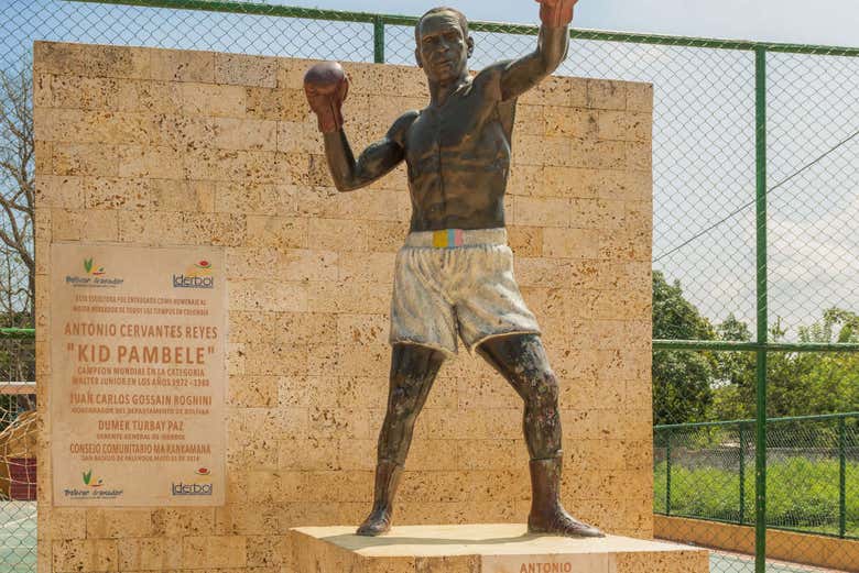 Contemplando la escultura de Kid Pambele