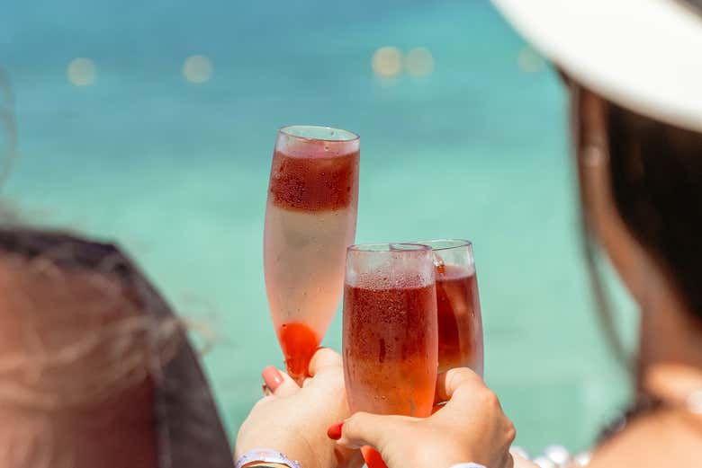 Brindando con cócteles en Bora Bora