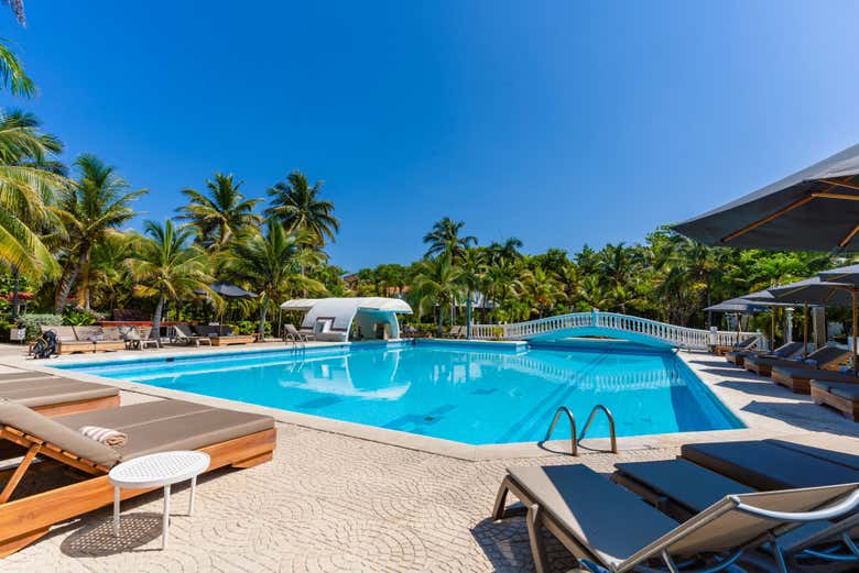 Piscina do resort em Cocoliso