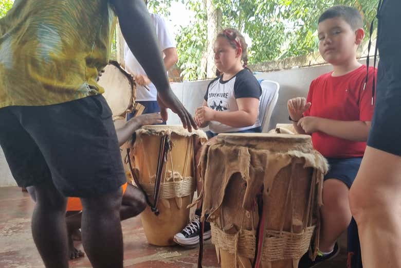 Dos niños participando en un taller de tambores