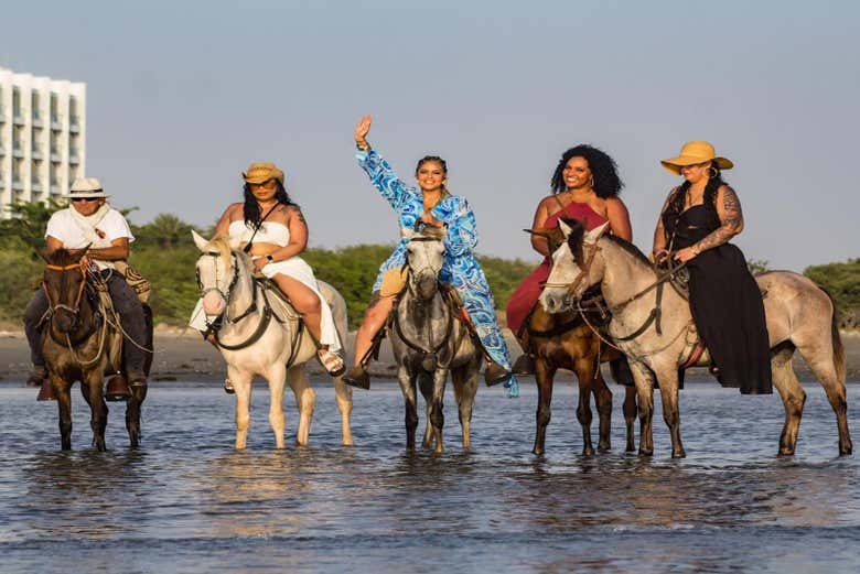 Cabalgando por la orilla del mar