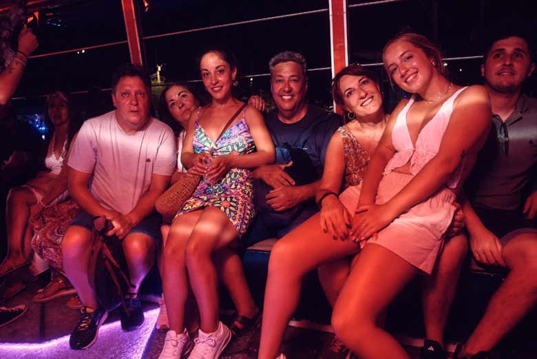 Divertindo-se muito a bordo do ônibus da festa