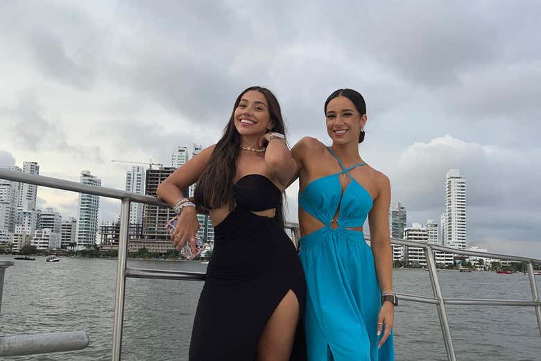 Posando en el barco con la bahía cartagenera de fondo