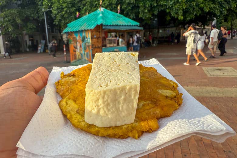 Você gostaria de um patacón com queijo?