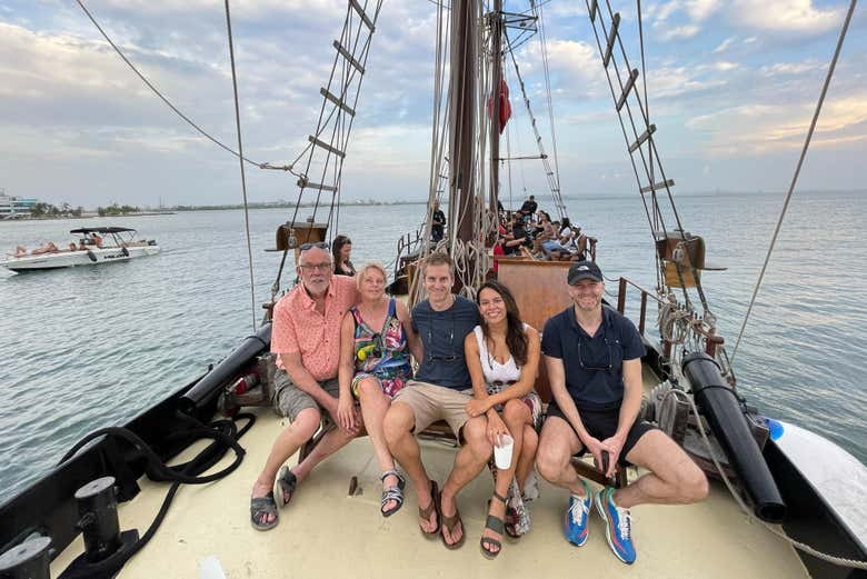 Foto de grupo en el barco pirata