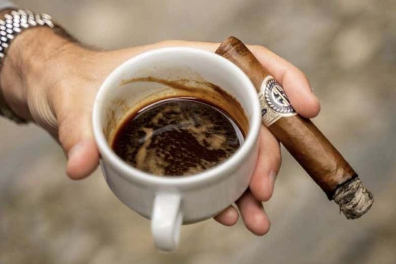 Un café acompañado de un puro colombiano