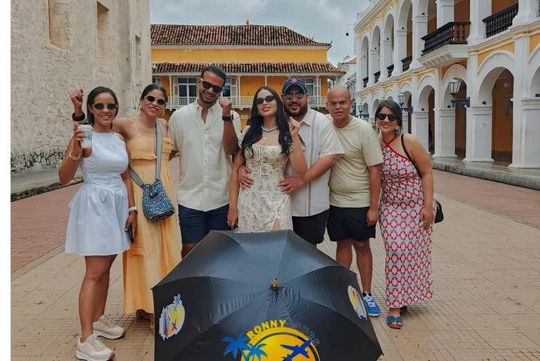El grupo en la Plaza de la Proclamación 