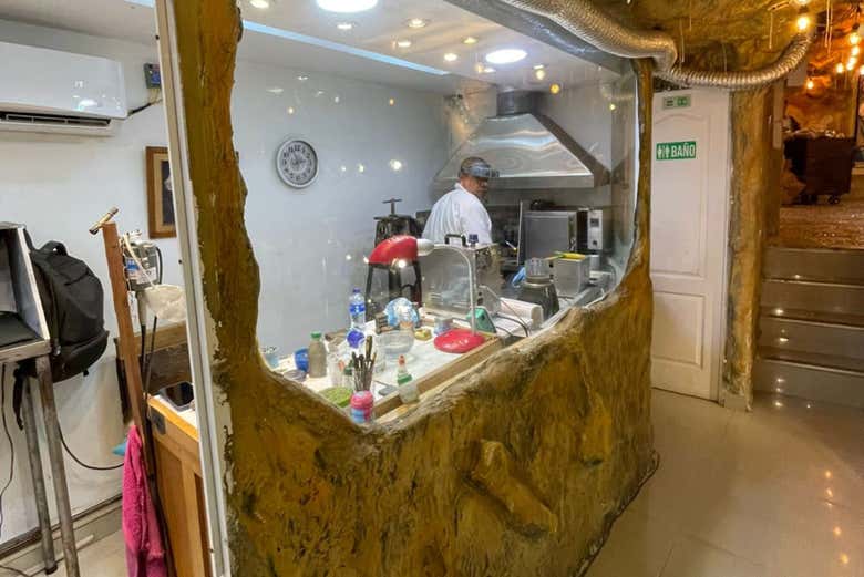Visitaremos un taller de tallado de esmeraldas