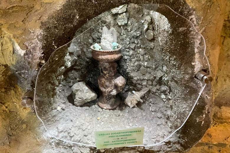 Objetos precolombinos para sostener la esmeralda