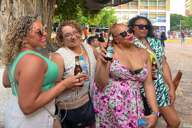 Grupo de mujeres brindando con cerveza