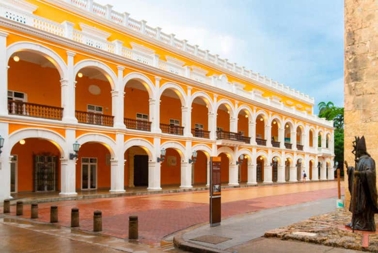 El imponente edificio de la Plaza de la Proclamación