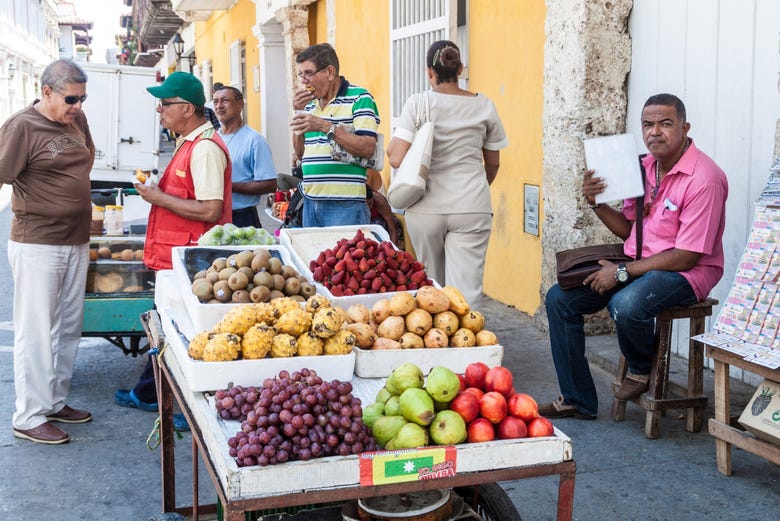 Vendedores de frutas no mercado de Cartagena das Índias