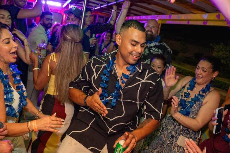 El ritmo y la diversión no faltará a bordo de la chiva rumbera