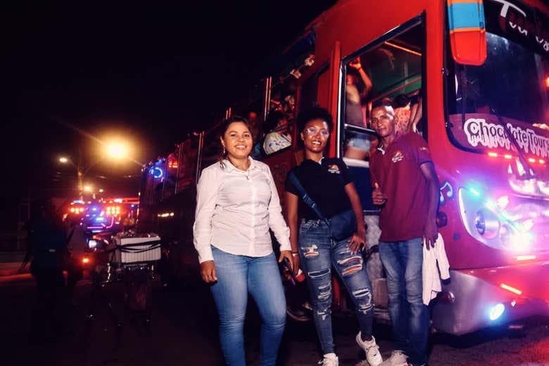 Prontos para a festa no ônibus por Cartagena