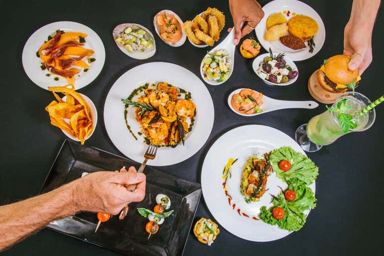 Tomaréis un delicioso almuerzo en el catamarán