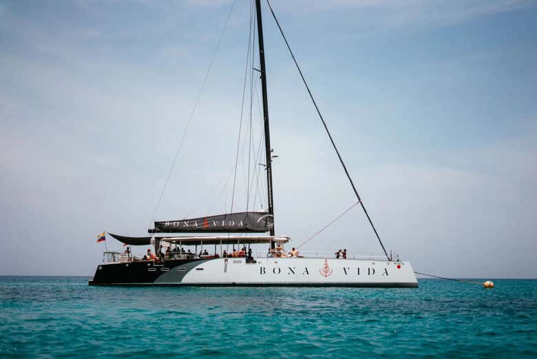 Navegando en un catamarán por las islas del Rosario