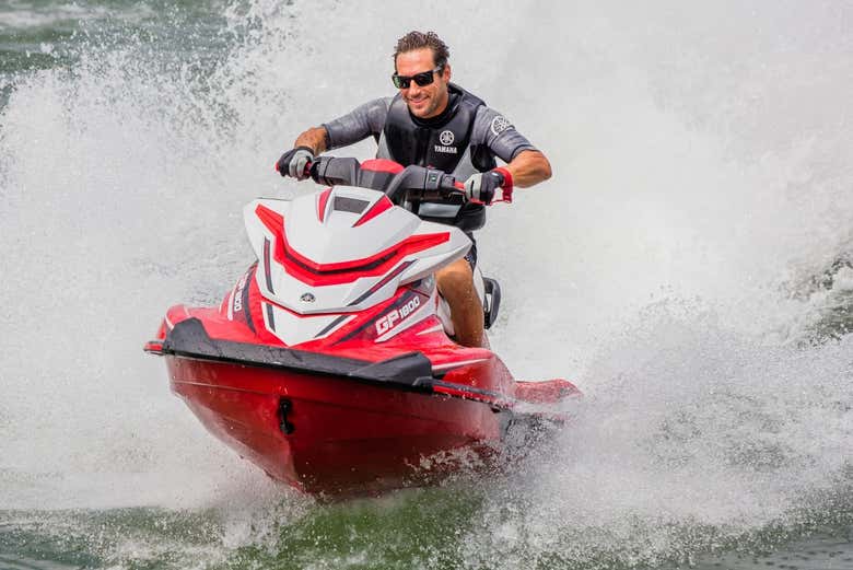 Adrenalina al volante di una moto d'acqua