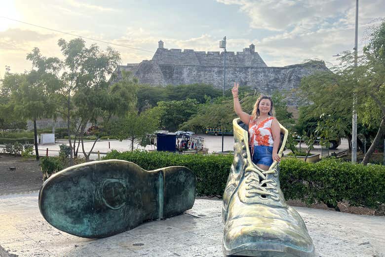 Posando en el Monumento a las Botas Viejas