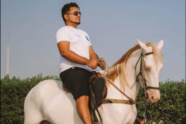 Cabalgando un caballo albino