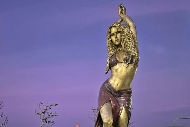 El monumento a Shakira por la noche