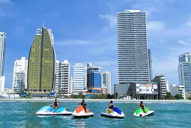 Posando con las motos de agua en la costa de Cartagena