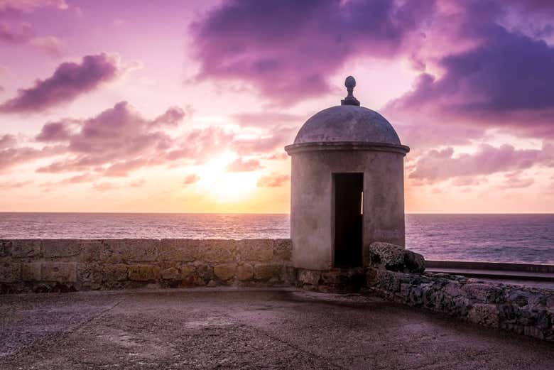 Murallas defensivas de la ciudad al atardecer