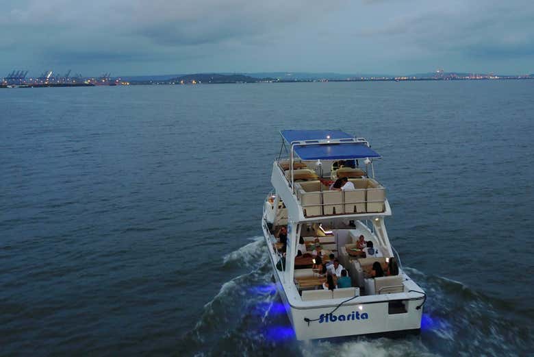 Barco por las aguas de Cartagena de Indias