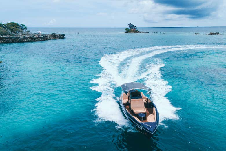 Navegando por las islas del Rosario de forma privada