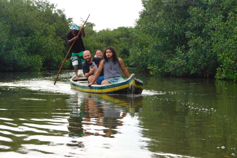 Navegando en canoa por la ciénaga de la Virgen