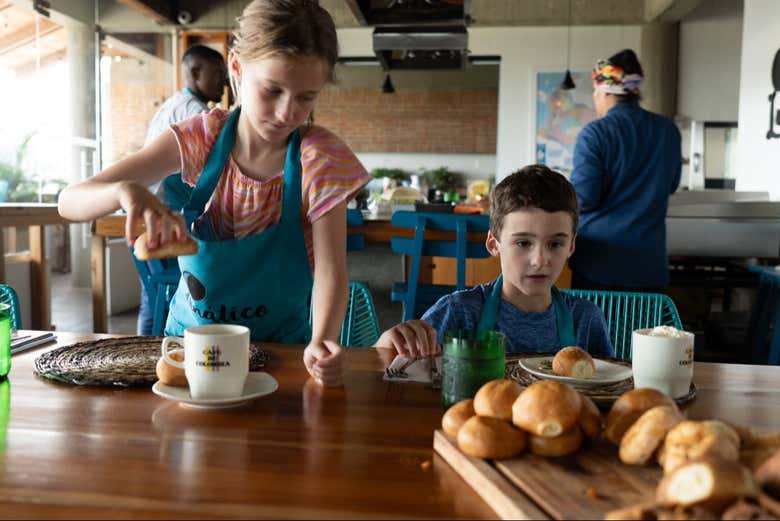 Disfrutando los deliciosos panes preparados