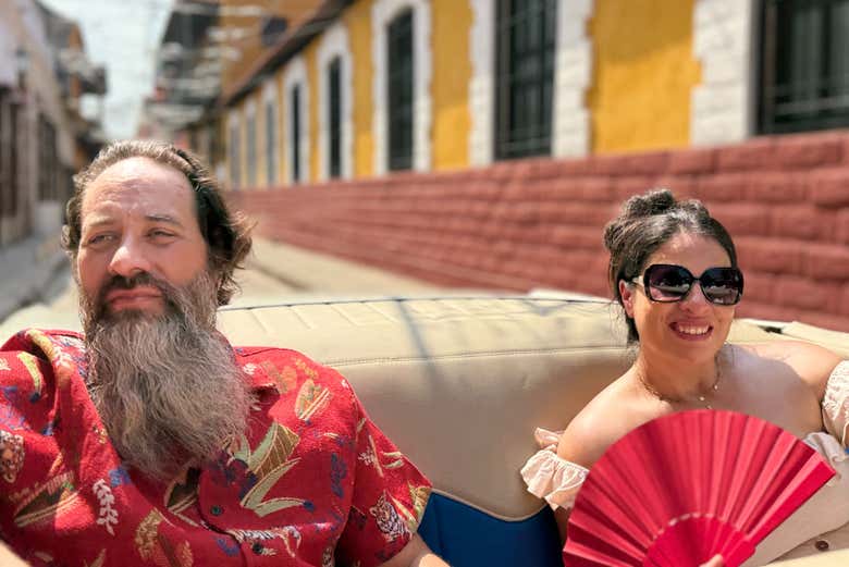 Una coppia a bordo di un'auto d'epoca