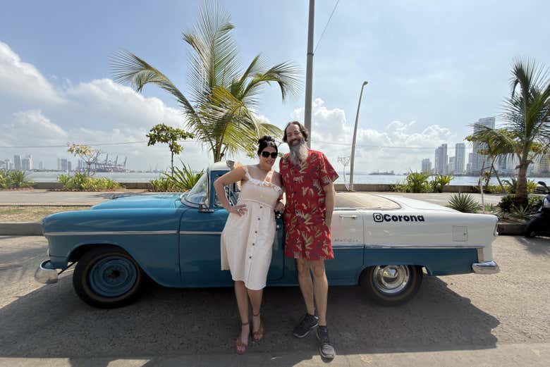 Un'auto d'epoca blu e bianca