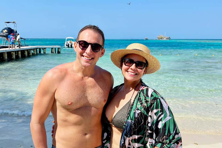 Una pareja disfrutando de Pao Pao Beach