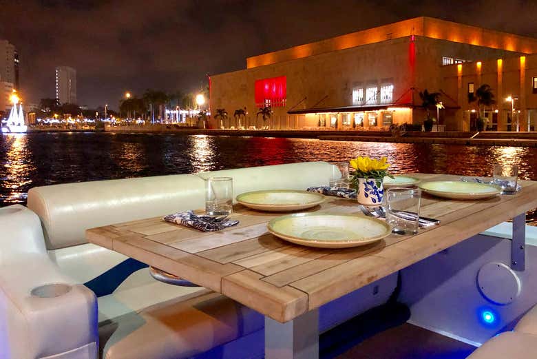 Jantar em barco por Cartagena