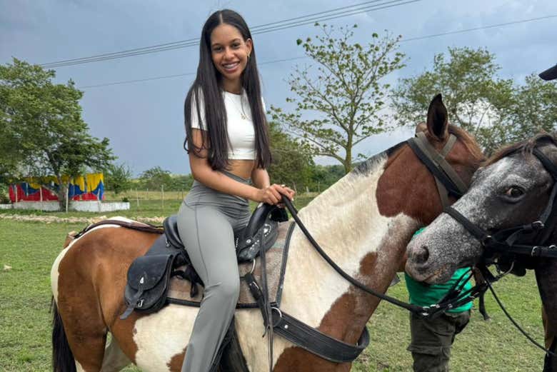 Disfrutando del paseo a caballo por la finca Macondo