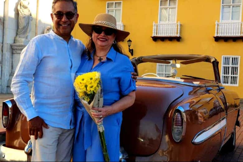 Posando junto a uno de los coches clásicos