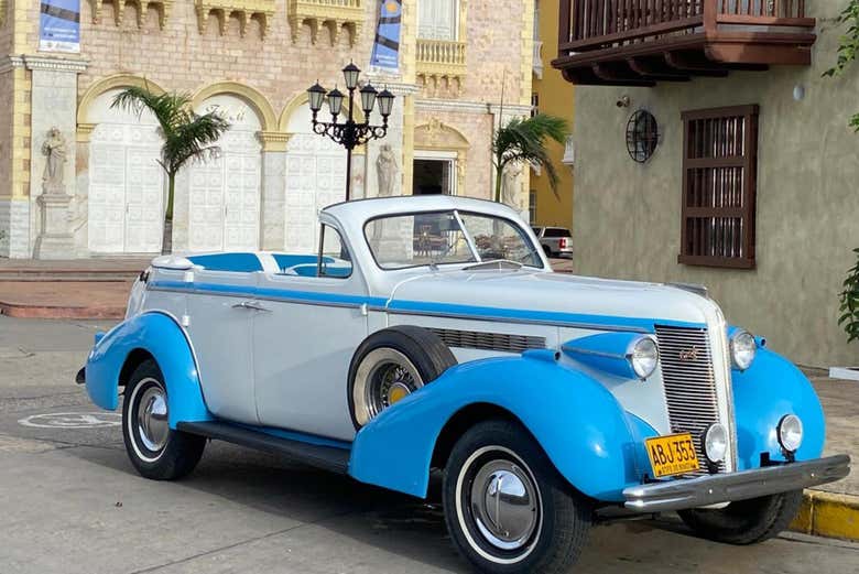 Coche clásico azul y blanco