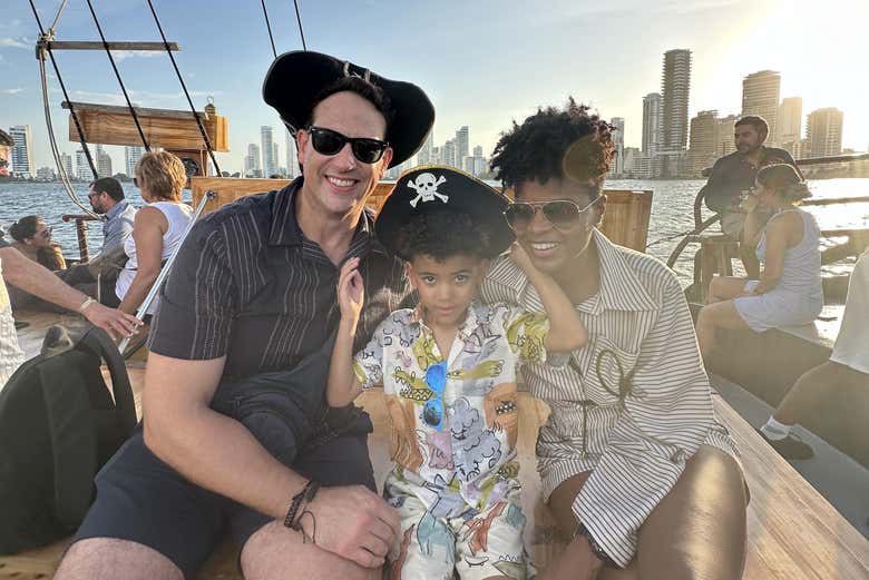 Família a bordo do barco pirata