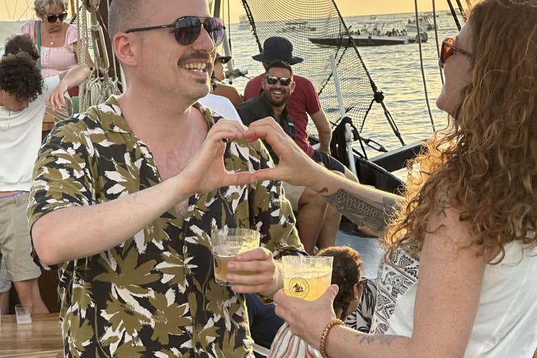Casal se divertindo a bordo do navio pirata
