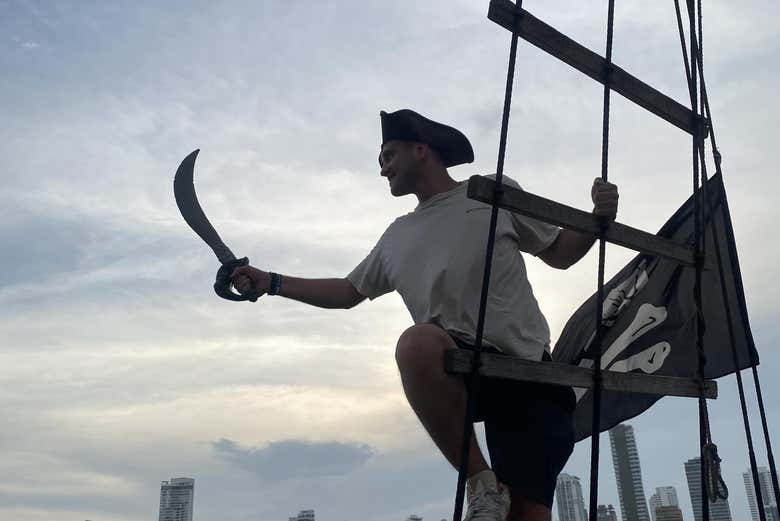 Homem vestindo acessórios piratas