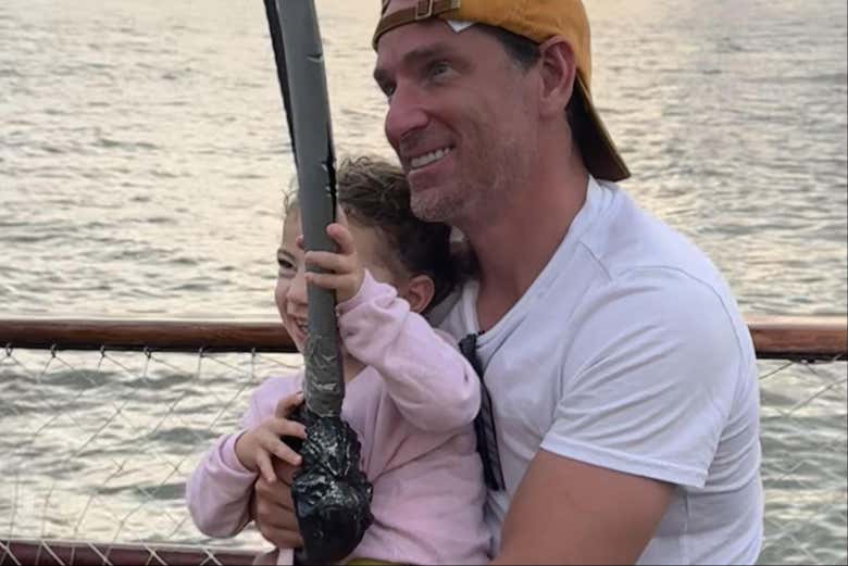 Um homem e sua filha a bordo do navio pirata