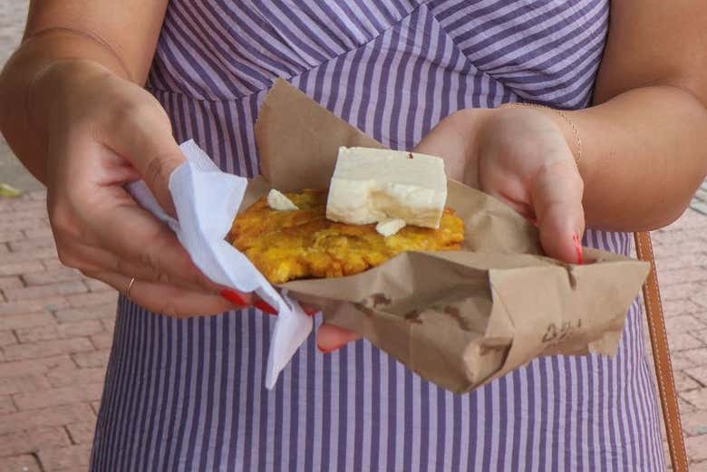 Um delicioso "patacón" com queijo