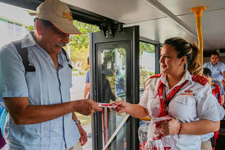 Salendo sul bus turistico di Cartagena