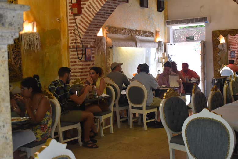 Sentiros a gusto en un salón de arquitectura colonial