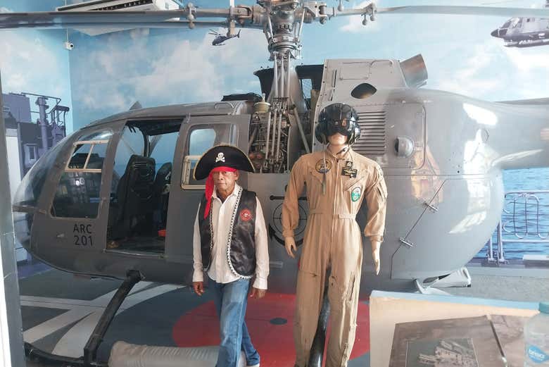 Frente al helicóptero de la Armada colombiana