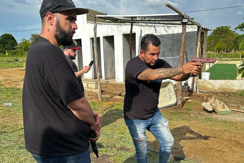 Prácticas de tiro en la finca Macondo