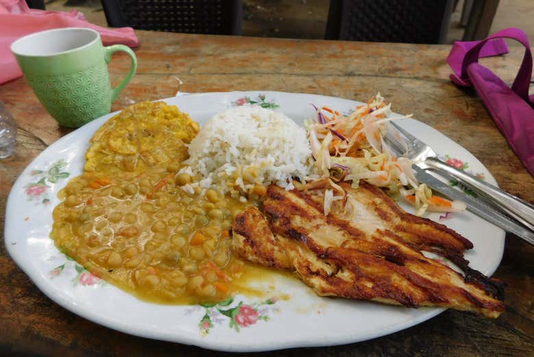 Gustando un succulento pranzo tipico