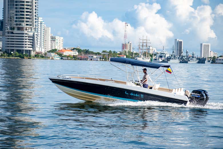 Glide through the waters of the Rosario Islands