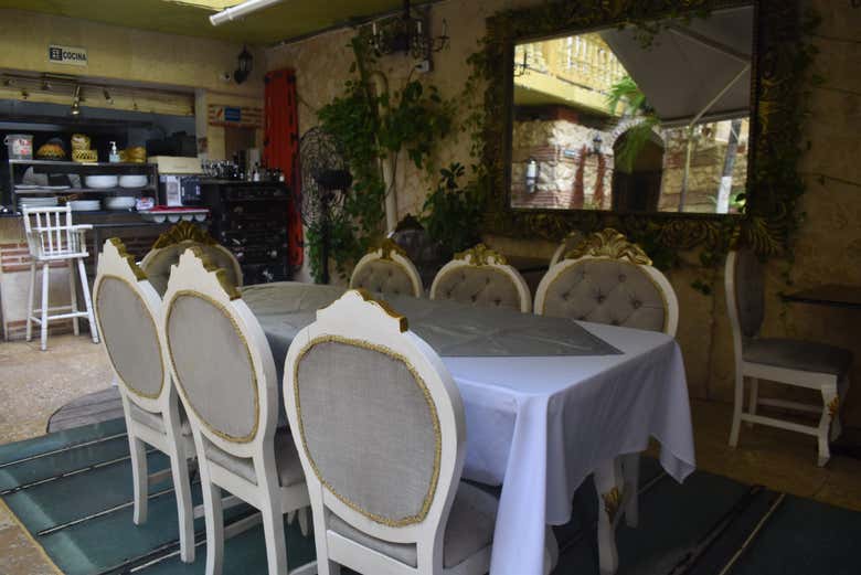 Sentaos a la mesa en un ambiente elegante y acogedor