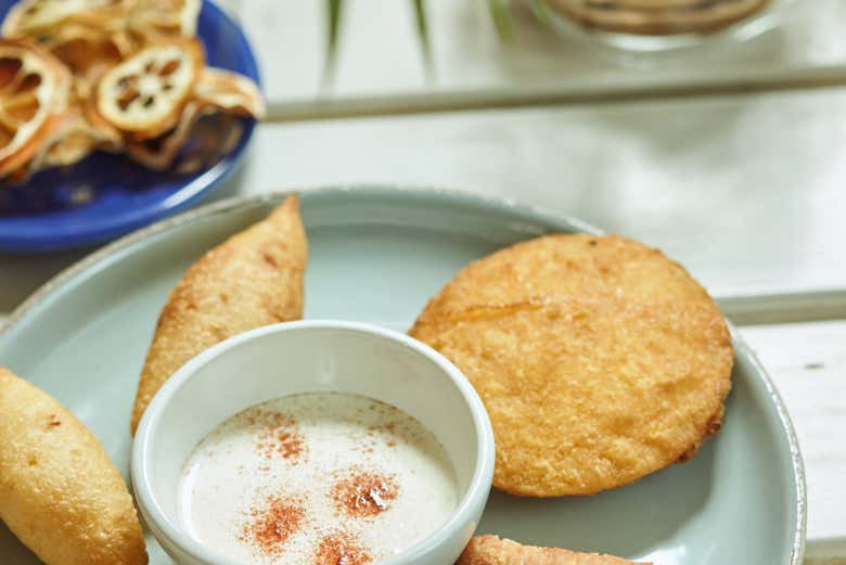 Arepas acompañadas de suero costeño